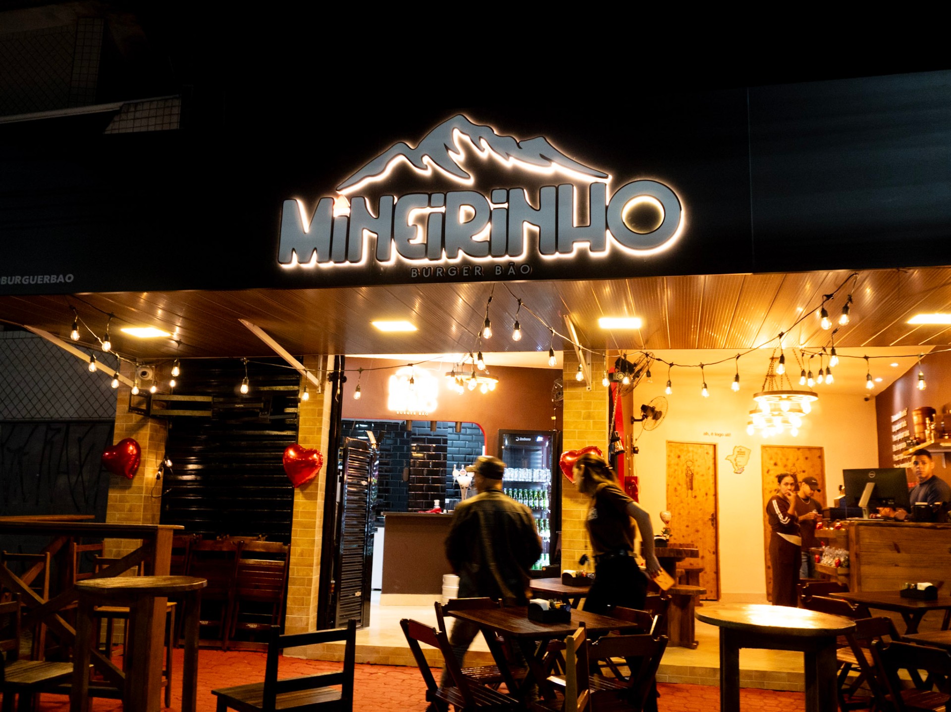 Fachada do Mineirinho Burger Bão à noite, em Praia Grande